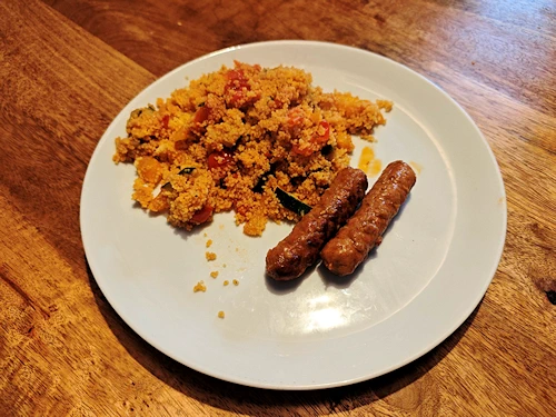 Couscous met chipolataworstjes - Budgetrecepten _ Buurtkast De Anemoon Hoogkarspel Drechterland