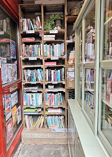 Mini-Bibliotheek en Kinderzwerfboeken bij Buurtkast De Anemoon in Hoogkarspel