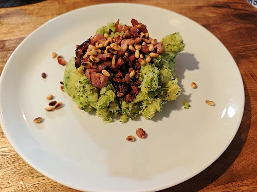 Broccolistamppot met spekjes en pijnboompitten
