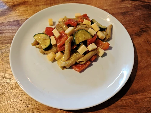 Pasta pesto met geroosterde paprika, courgette en kaas