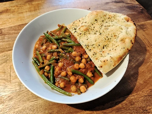 Kikkererwtencurry met knoflooknaan